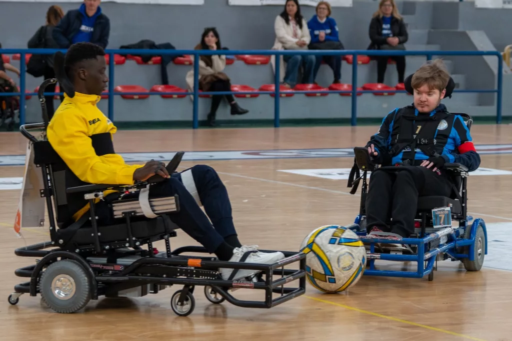 Duello tra due atleti di powerchair football durante il torneo amichevole di Bari – Salento Wolves contro Golden Oaks Bisceglie
