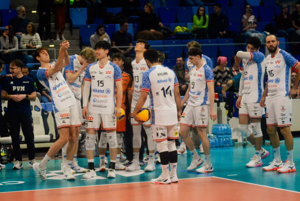 I giocatori dell'Allianz Power Volley Milano si preparano in campo prima della finale di ritorno della CEV Challenge Cup 2026 contro il Lindemans Aalst