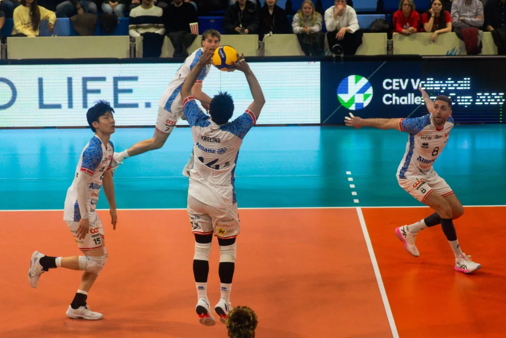 Kreling dell'Allianz Power Volley Milano in alzata durante la finale CEV Challenge Cup 2026, con Otsuka (15) e Masulović (8) in supporto sullo sfondo del logo CEV