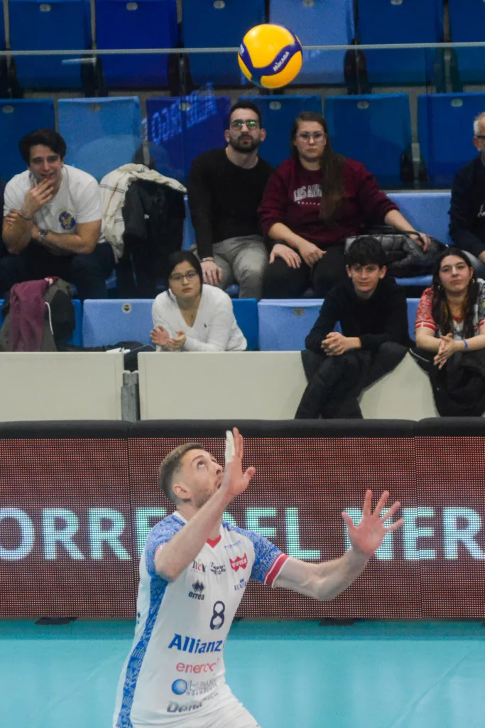 Un giocatore dell'Allianz Power Volley Milano (8) in battuta durante la finale CEV Challenge Cup 2026 all'Allianz Cloud di Milano