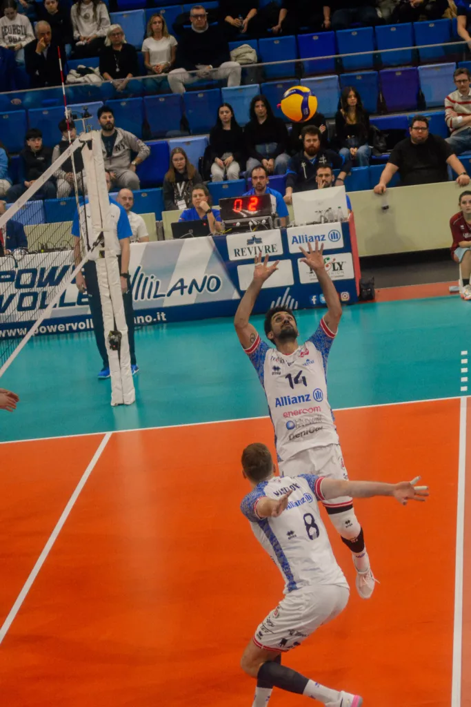 Un giocatore dell'Allianz Power Volley Milano (14) in alzata durante la finale CEV Challenge Cup 2026 contro il Lindemans Aalst, con Masulović (8) in primo piano