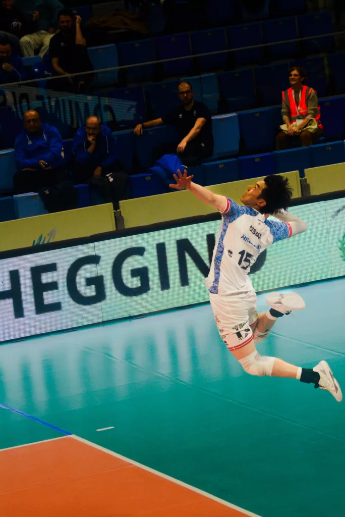 Otsuka (15) dell'Allianz Power Volley Milano in battuta durante la finale di ritorno della CEV Challenge Cup 2026 all'Allianz Cloud