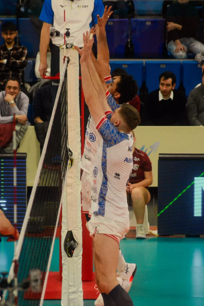 Due giocatori dell'Allianz Power Volley Milano a muro sul net durante la finale CEV Challenge Cup 2026 all'Allianz Cloud di Milano