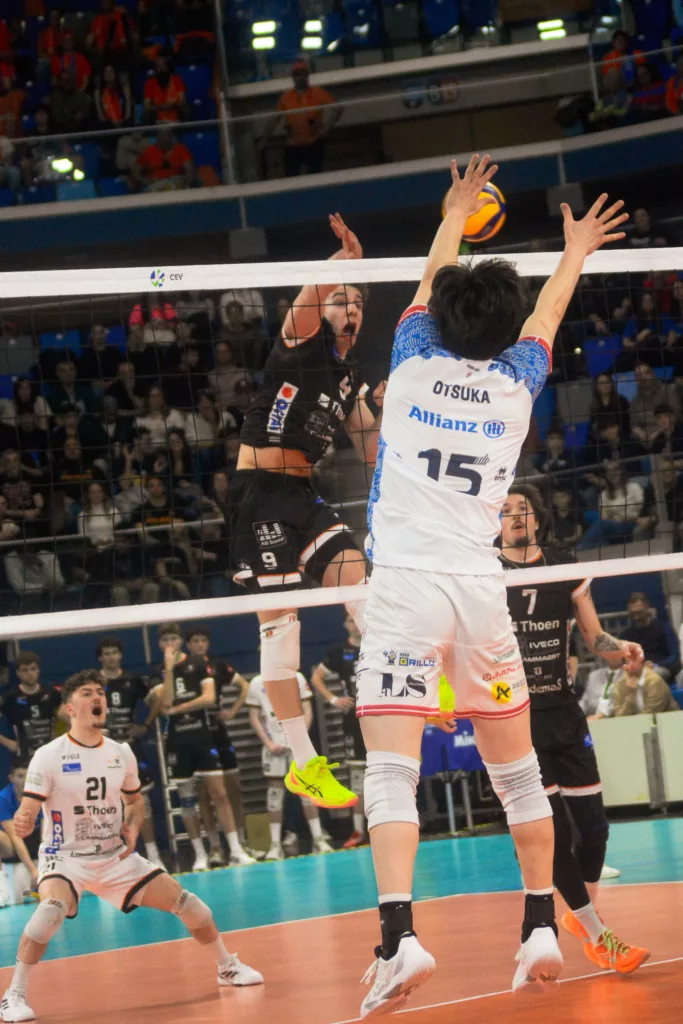 Otsuka (15) dell'Allianz Power Volley Milano in fase di muro contro un attaccante del Lindemans Aalst durante la finale CEV Challenge Cup 2026