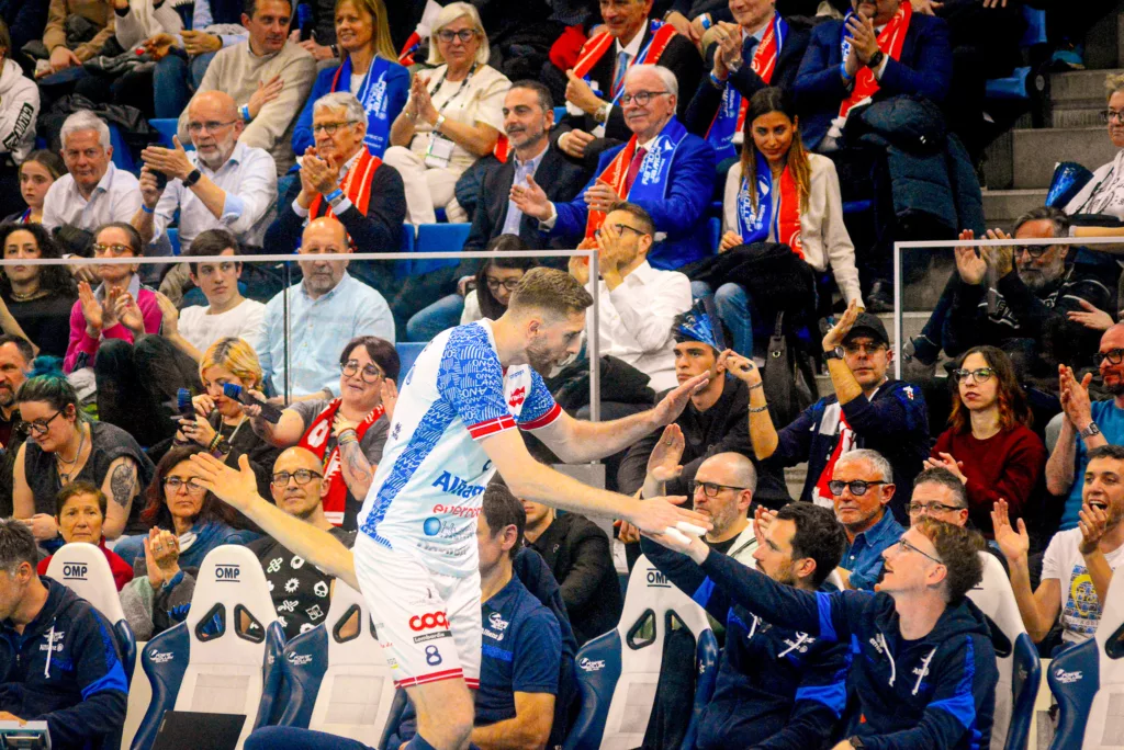 Un giocatore dell'Allianz Power Volley Milano festeggia con i tifosi sugli spalti durante la finale CEV Challenge Cup 2026 all'Allianz Cloud di Milano