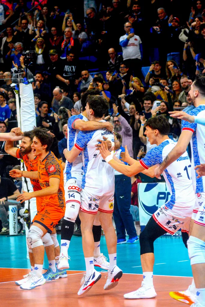 I giocatori dell'Allianz Power Volley Milano esultano a bordo campo dopo il punto decisivo nella finale CEV Challenge Cup 2026 contro il Lindemans Aalst