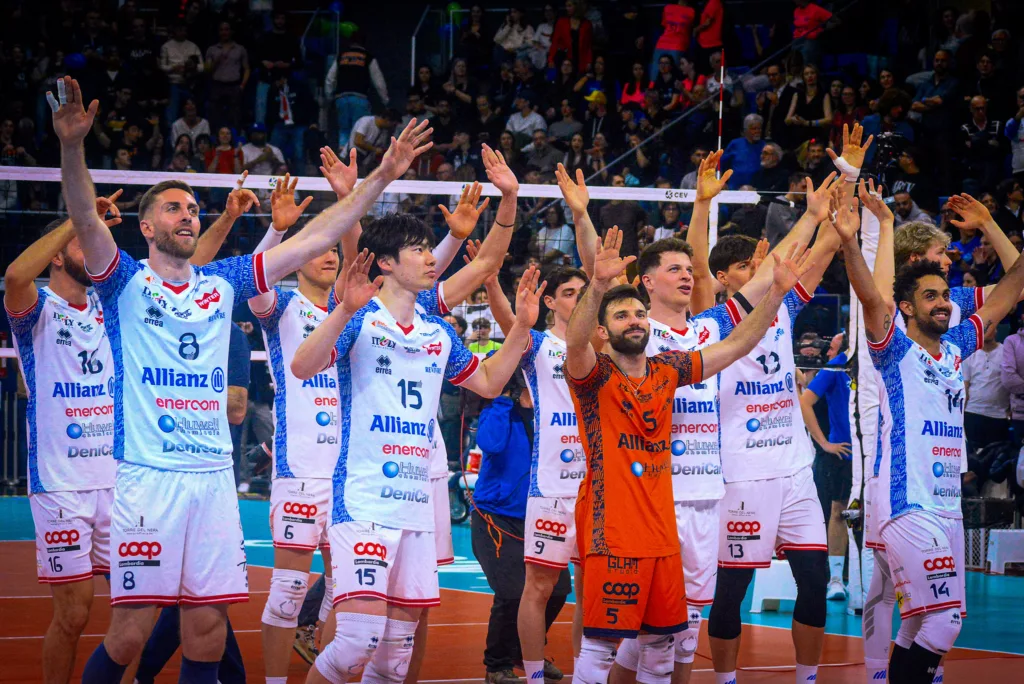 I giocatori dell'Allianz Power Volley Milano salutano il pubblico dell'Allianz Cloud dopo la vittoria della CEV Challenge Cup 2026 contro il Lindemans Aalst