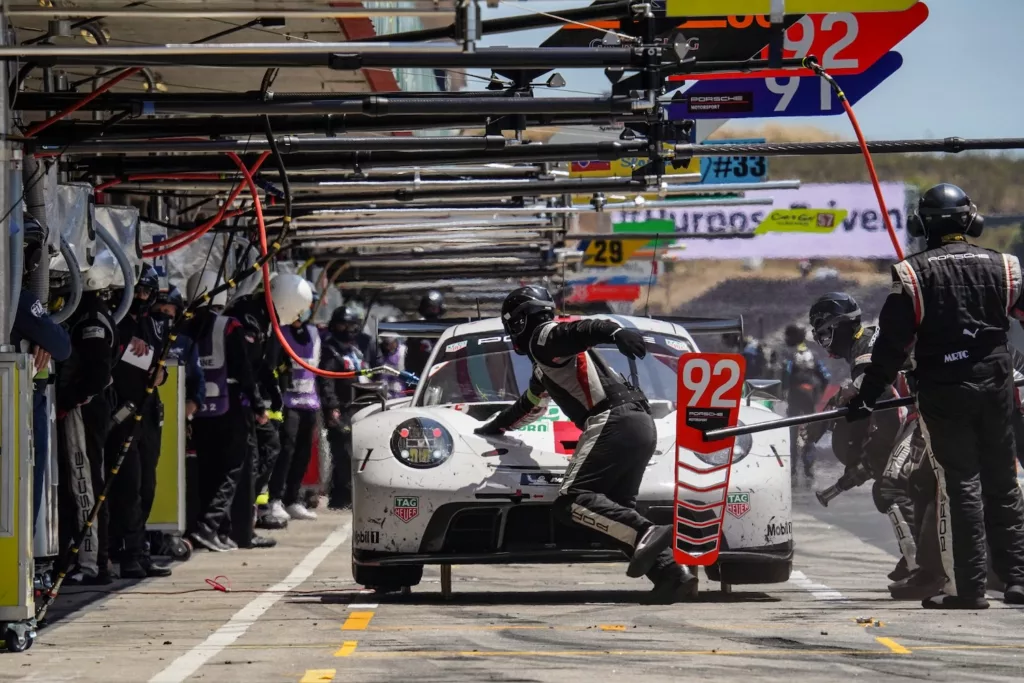 Pit stop della Porsche 911 n°92 Porsche Motorsport con i meccanici al lavoro in corsia box, fotografato con il Sigma 150-600mm f/5-6.3 DG DN OS Sport