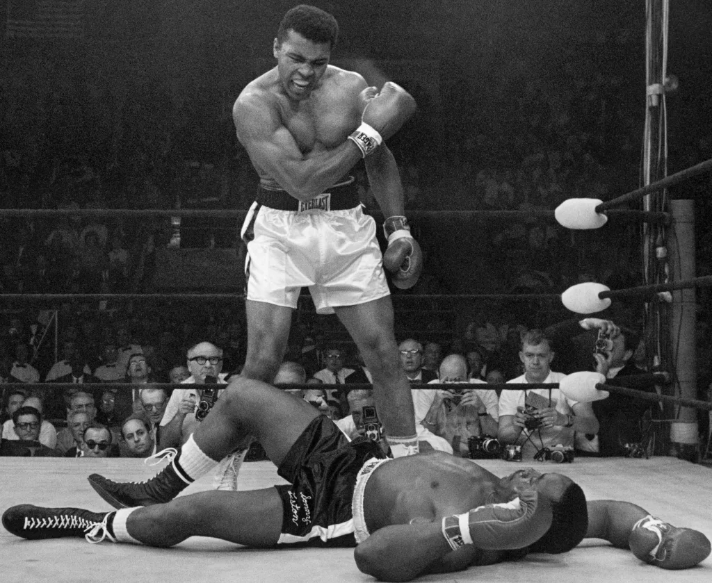 Muhammad Ali vince su Sonny Liston.