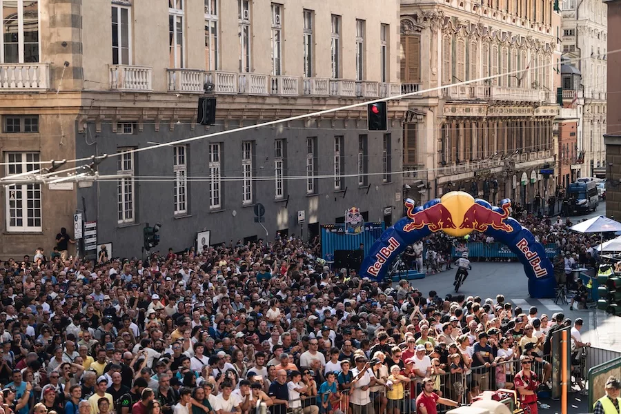 Largo della Zecca durante le finali: migliaia di spettatori compressi in una piazza del centro storico, con i rider che arrivano dall'alto a oltre sessanta all'ora.