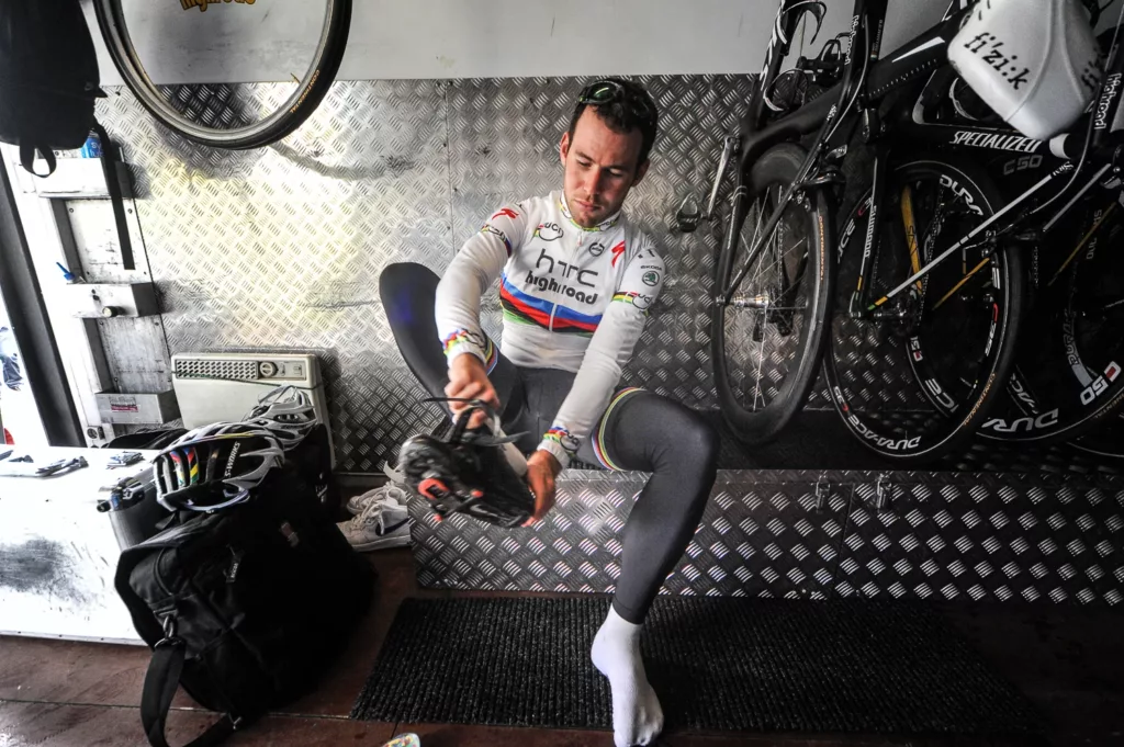 Mark Cavendish sul pullman HTC-Highroad, Paris-Tours 2011 — serie "In The Buses" di James Startt