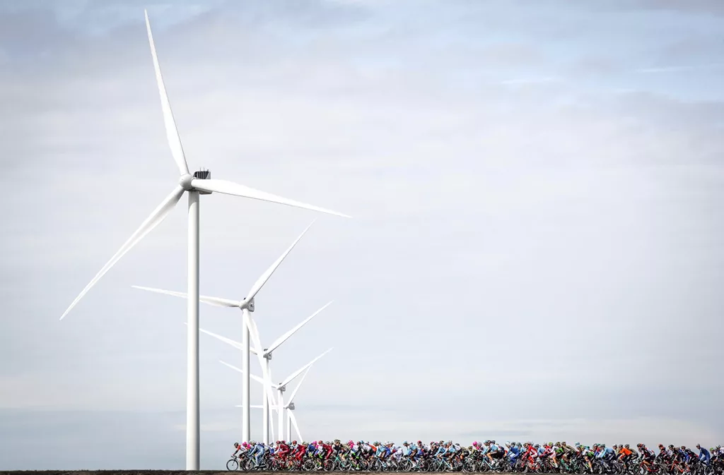 Peloton del Paris-Nice 2018 davanti agli aerogeneratori — James Startt, fotografia ciclismo