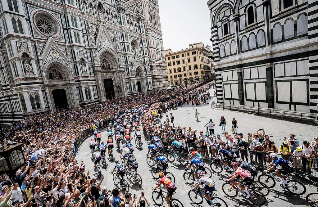 Il peloton del Tour de France 2024 in Piazza del Duomo a Firenze — James Startt