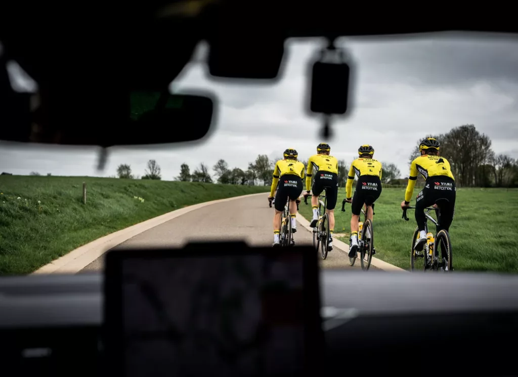 James Startt fotografa il team Visma dall'interno dell'auto, Tour de France 2024 — fotografia ciclismo