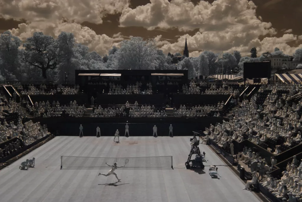 Sperimentazione visiva con fotografia all'infrarosso del torneo di tennis di Wimbledon realizzata dal fotografo Tom Jenkins