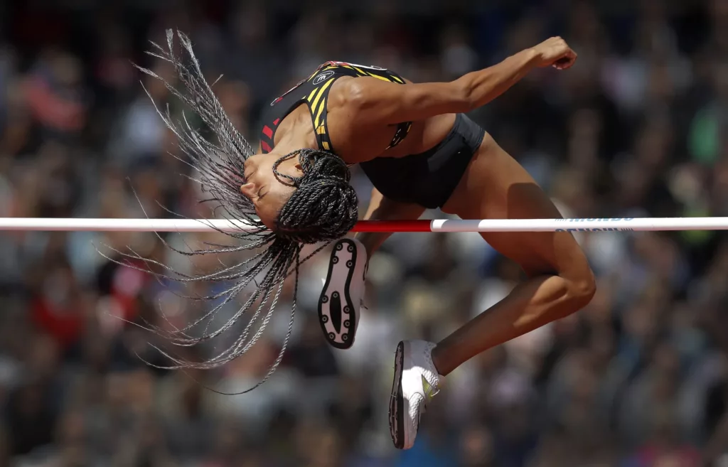 Fotografia di sport di Tom Jenkins che immortala un'atleta di salto in alto nel momento esatto del superamento dell'asticella