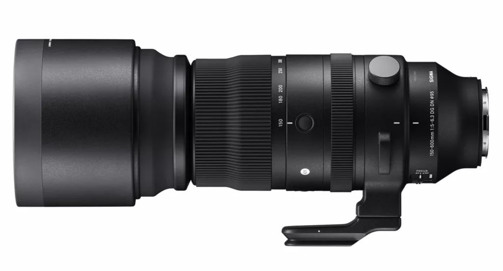 Sigma 150-600mm f/5-6.3 DG DN OS Sport su sfondo bianco con paraluce montato e attacco per treppiede
