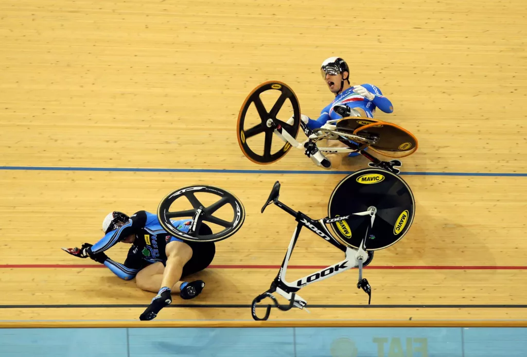 Olimpiadi -  i due atleti scivolano sul legno della pista, in una delle sequenze più drammatiche del ciclismo su pista - David Davies