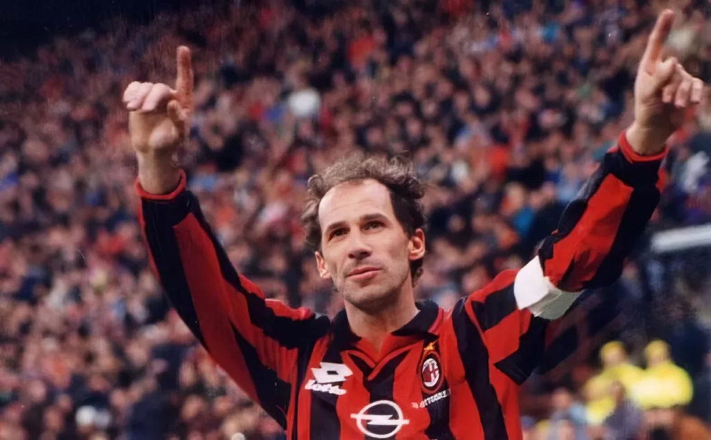 Franco Baresi, saluta il proprio pubblico allo stadio Meazza di San Siro