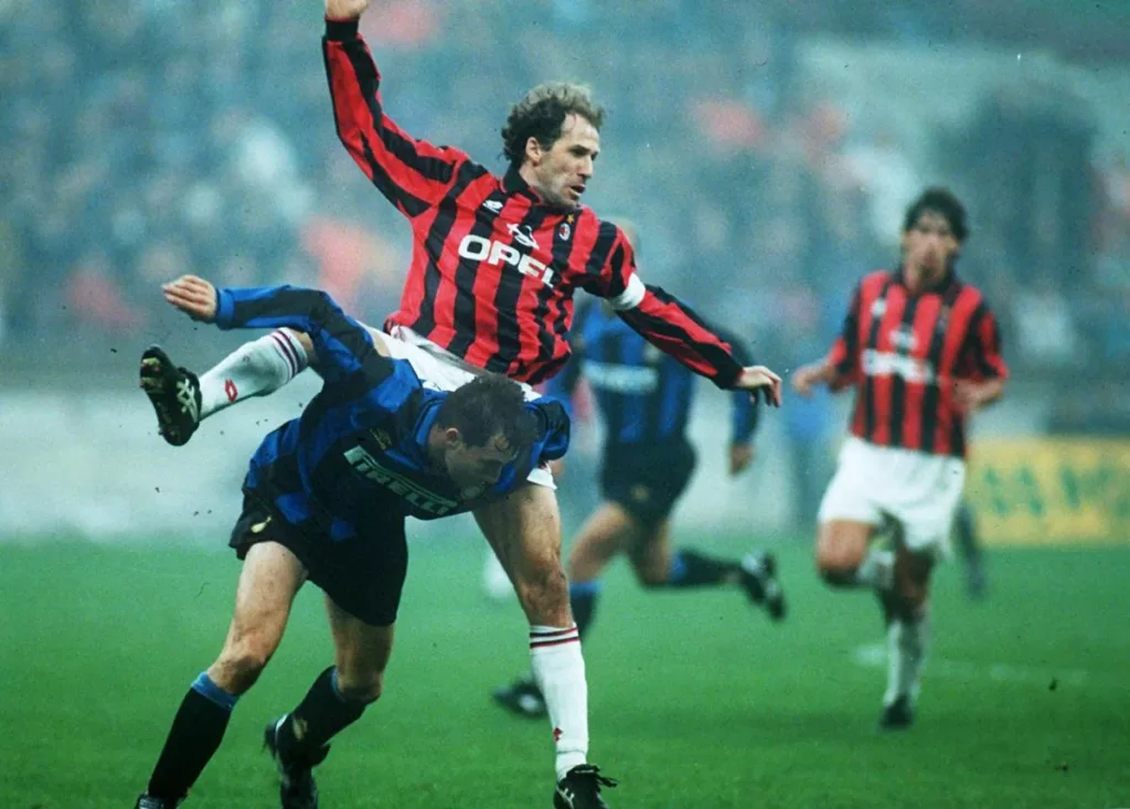 Franco Baresi, in uno scontro di gioco durante un derby allo stadio Meazza di San Siro