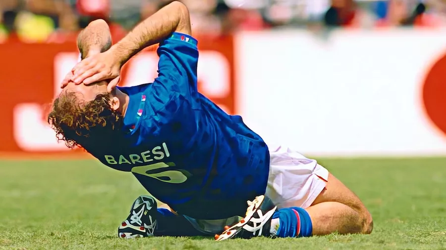 Franco baresi si dispera per aver sbagliato il calcio di rigore. Mondiali USA 94