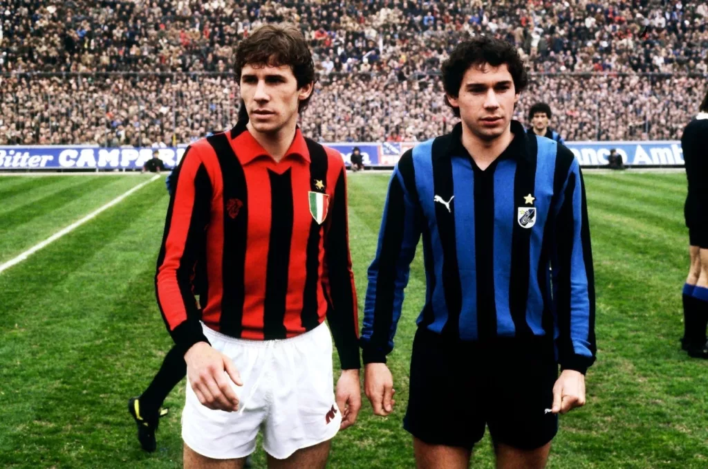 I fratelli Baresi, rispettivamente con le maglie del Milan e dell'Inter allo stadio Meazza di San Siro