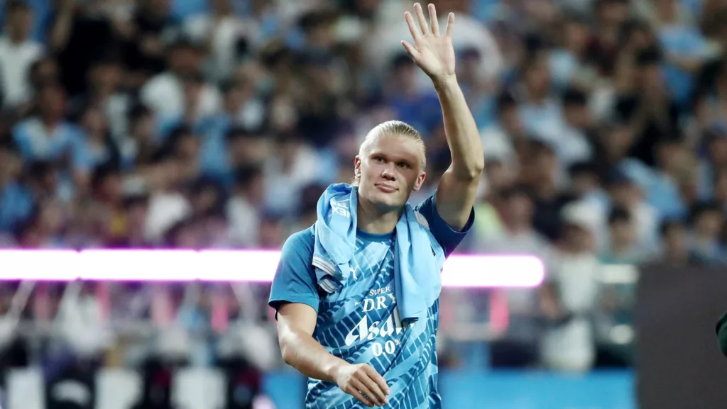 Haaland saluta i suoi tifosi - Manchester City