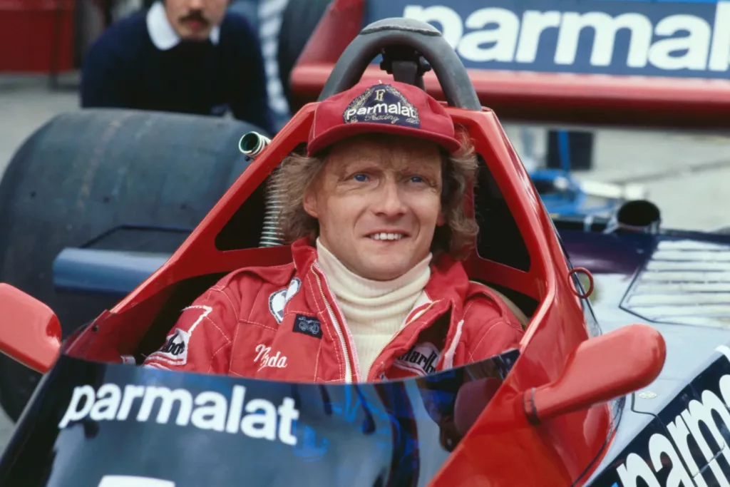 Il famoso berretto rosso di Niki Lauda nell'abitacolo della sua Ferrari