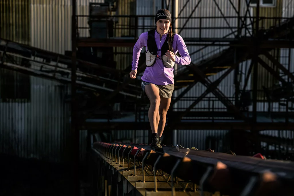 trail runner tedesca Severine Petersen trasforma un lungo nastro trasportatore in una pista verticale,
