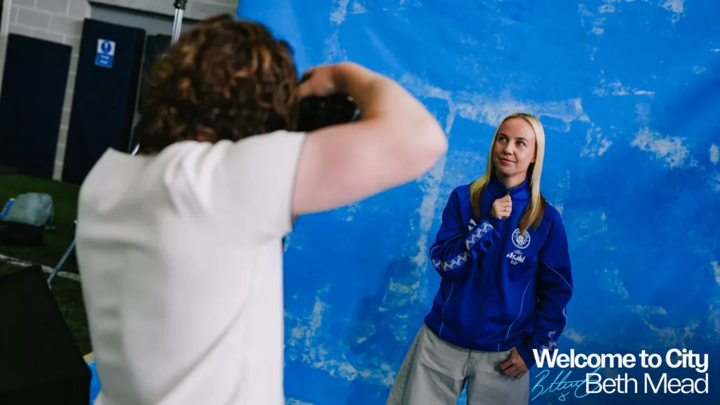Momento di scatto del team fotografi del Manchester City alla giocatrice Beth Mead