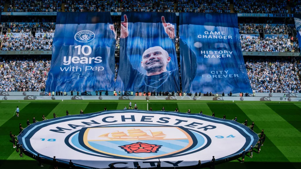 Tifosi del Manchester City, espongono lo striscione per il loro allenatore, Pep Guardiola