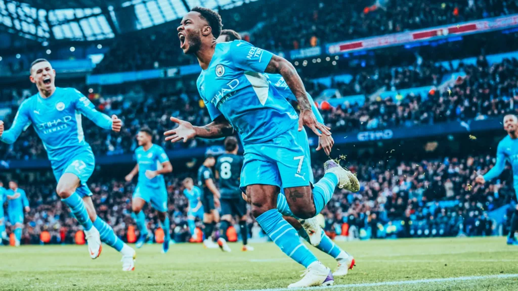 Il giocatore Sterling del Manchester City esulta dopo aver segnato una rete
