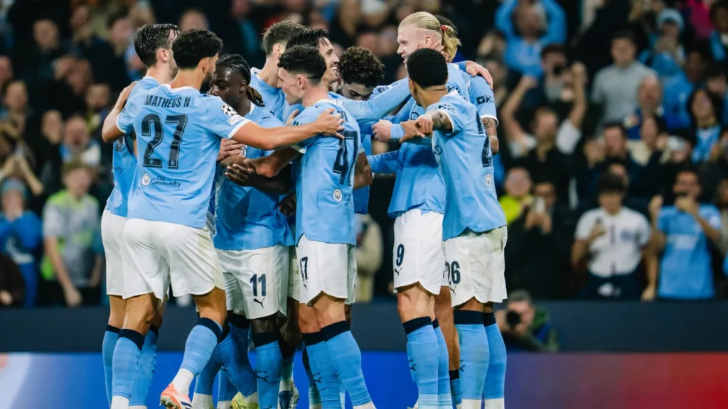 I giocatori del Manchester City si abbracciano dopo un goal