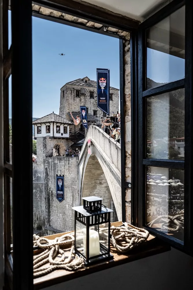 cliff diving fotografato all'interno di un'abitazione // Predrag Vuckovic / Red Bull Content Pool dell'abitazione