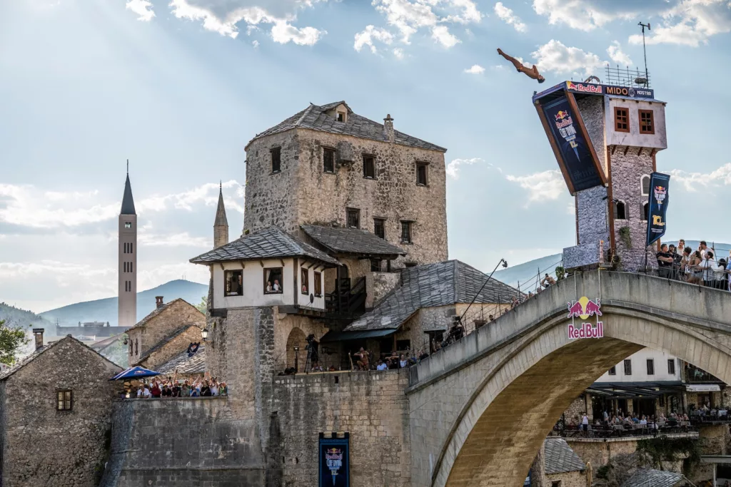 Red Bull Cliff Diving World Series in Mostar, Aidan Heslop esegue un tuffo