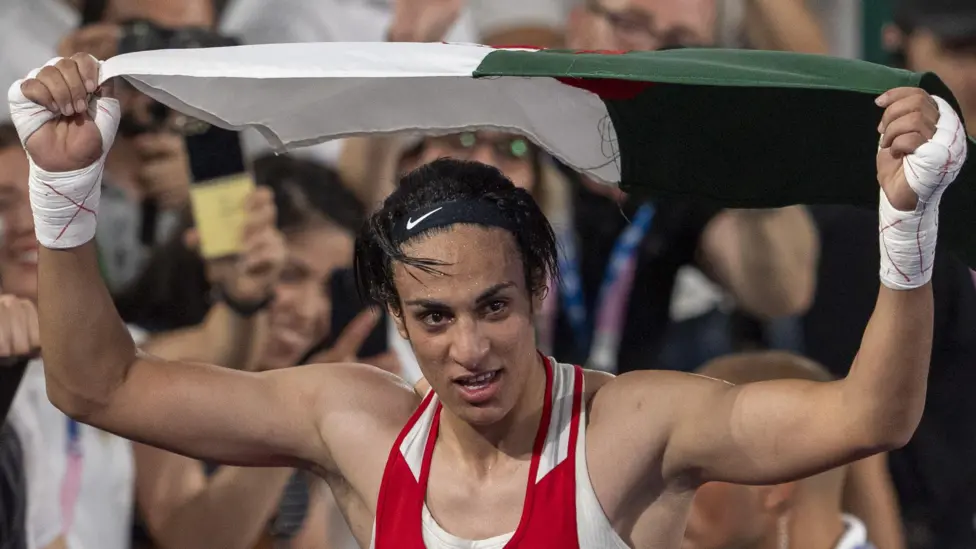 Imane Khelif con la bandiera algerina, dopo la vittoria dell'oro olimpico a Parigi