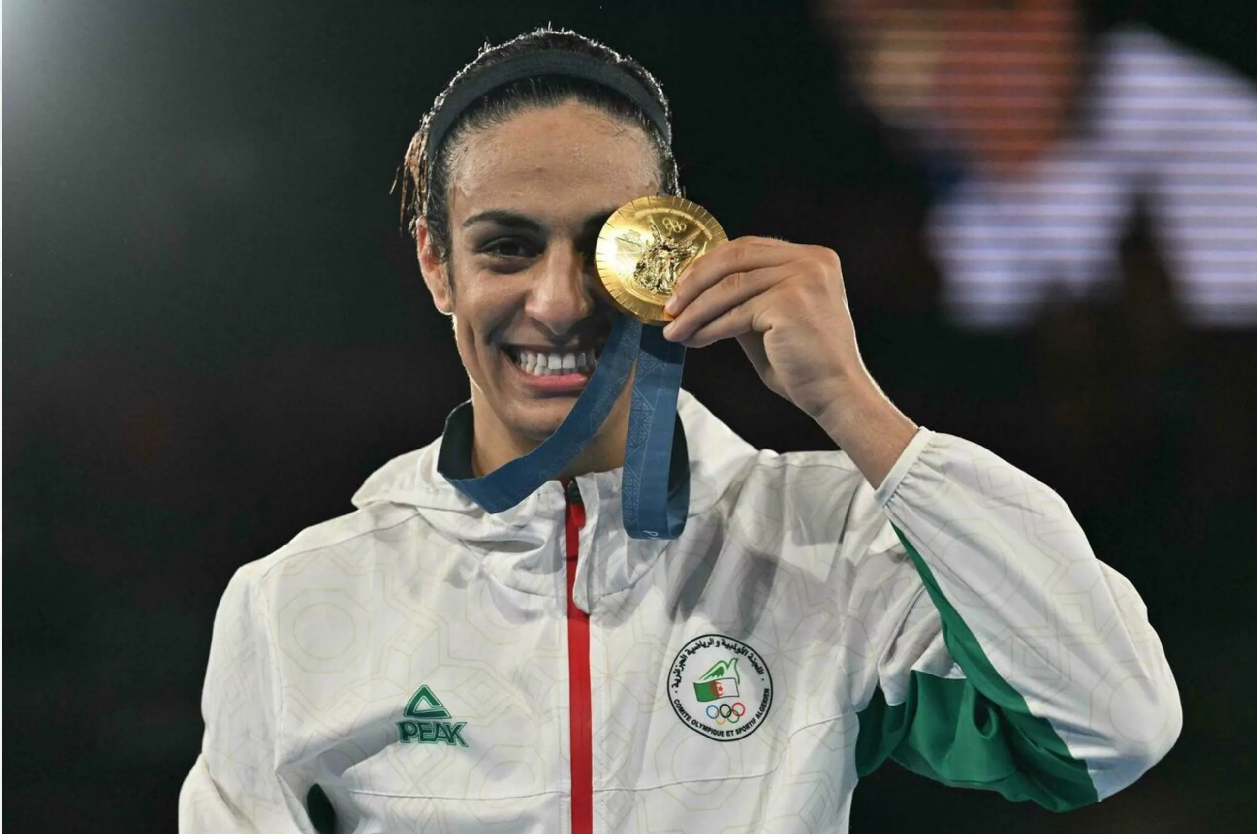Imane Khelif mostra la medaglia vinta