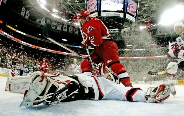 Primo piano di azione di gioco sul campo da hockey, fotografia di Bruce Bennet