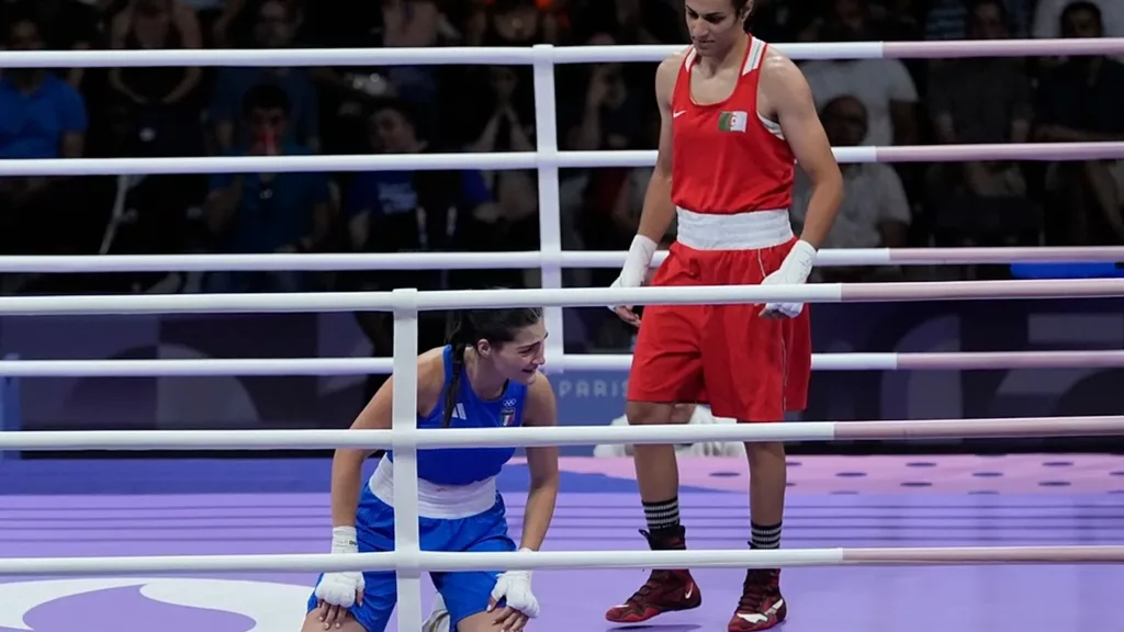 Imane Khelif sul ring con l'italiana carini,