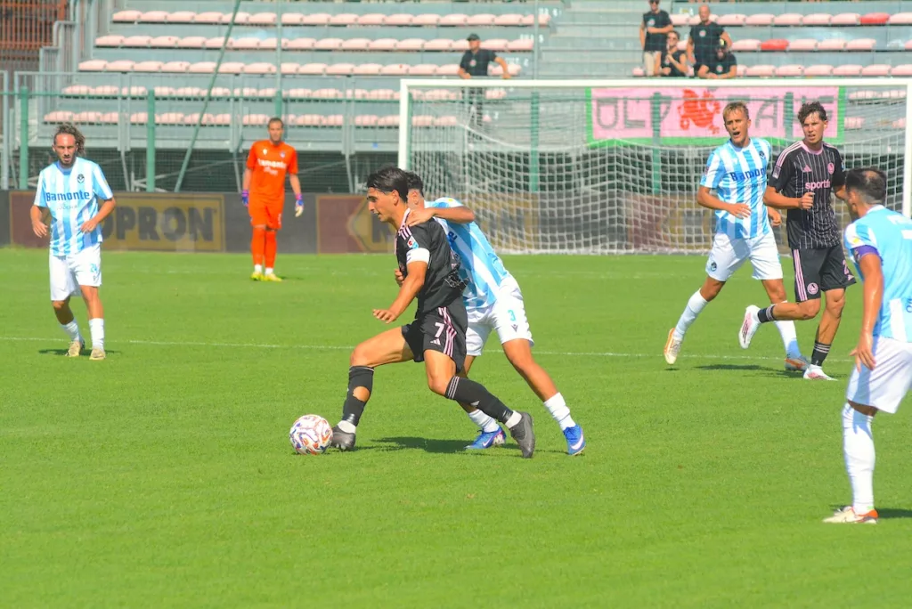Giocatori  in campo allo stadio di Gorgonzola.