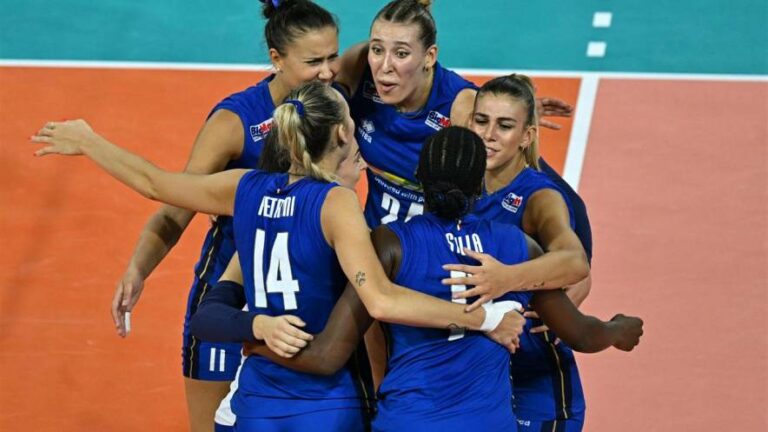 Come fotografare una partita di pallavolo: tecnica, luce e sensibilità in palestra