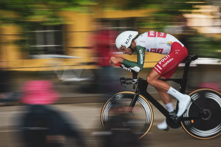 Fotografare il movimento con la tecnica del panning: ciclista a cronometro con sfondo mosso