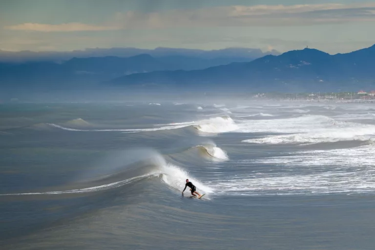 Surf a Viareggio: l’energia del mare nelle foto di Francesco Drink