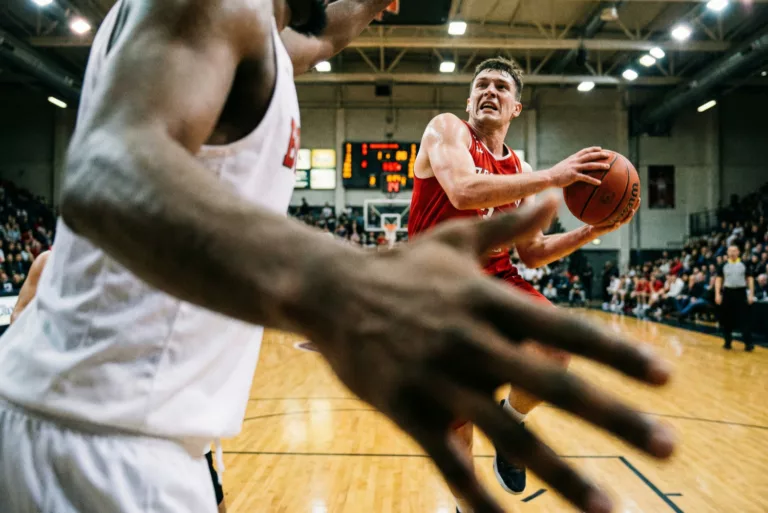 Composizione Dinamica: Linee, Simmetrie e la Voce del Campo