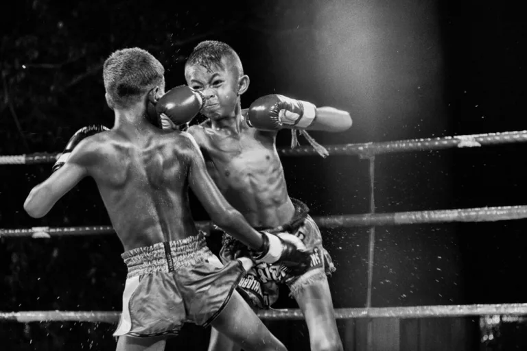 Scambio di pugni tra giovani pugili in un ring di Muay Thai Kids, progetto fotografico di Alain Schroeder
