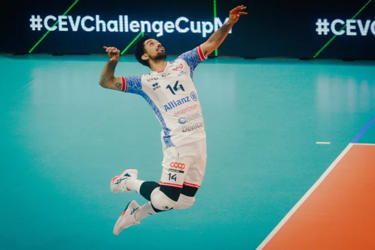 Masulović (14) dell'Allianz Power Volley Milano in fase di attacco durante la finale CEV Challenge Cup 2026, sullo sfondo il logo dell'hashtag ufficiale della competizione