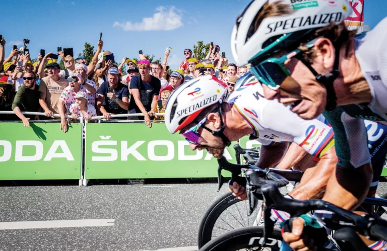 Sprint al Tour de France 2022, peloton TotalEnergies — fotografia di James Startt