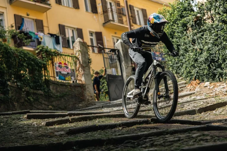 Un rider affronta uno dei tratti selciati del percorso nel centro storico di Genova