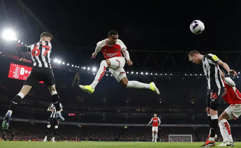 Scatto dinamico di fotogiornalismo sportivo di Tom Jenkins durante una partita di calcio dell'Arsenal all'Emirates Stadium