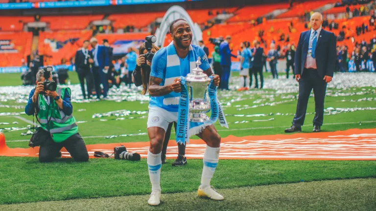 Fotografi immortalano a giocatore del Manchester City con in mano la coppa